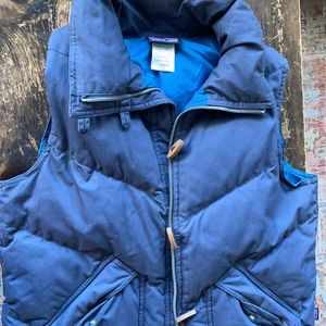 Navy Patagonia women’s L puffer vest